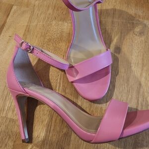 7.5 Pink sandle heels with strap
